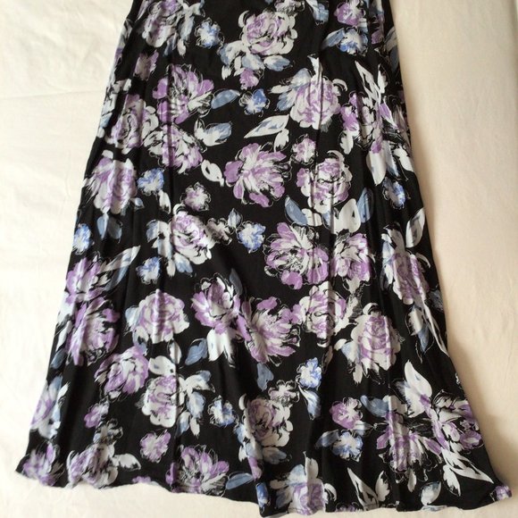 Croft & Barrow - Purple, blue & white floral skirt with black background - Picture 7 of 9